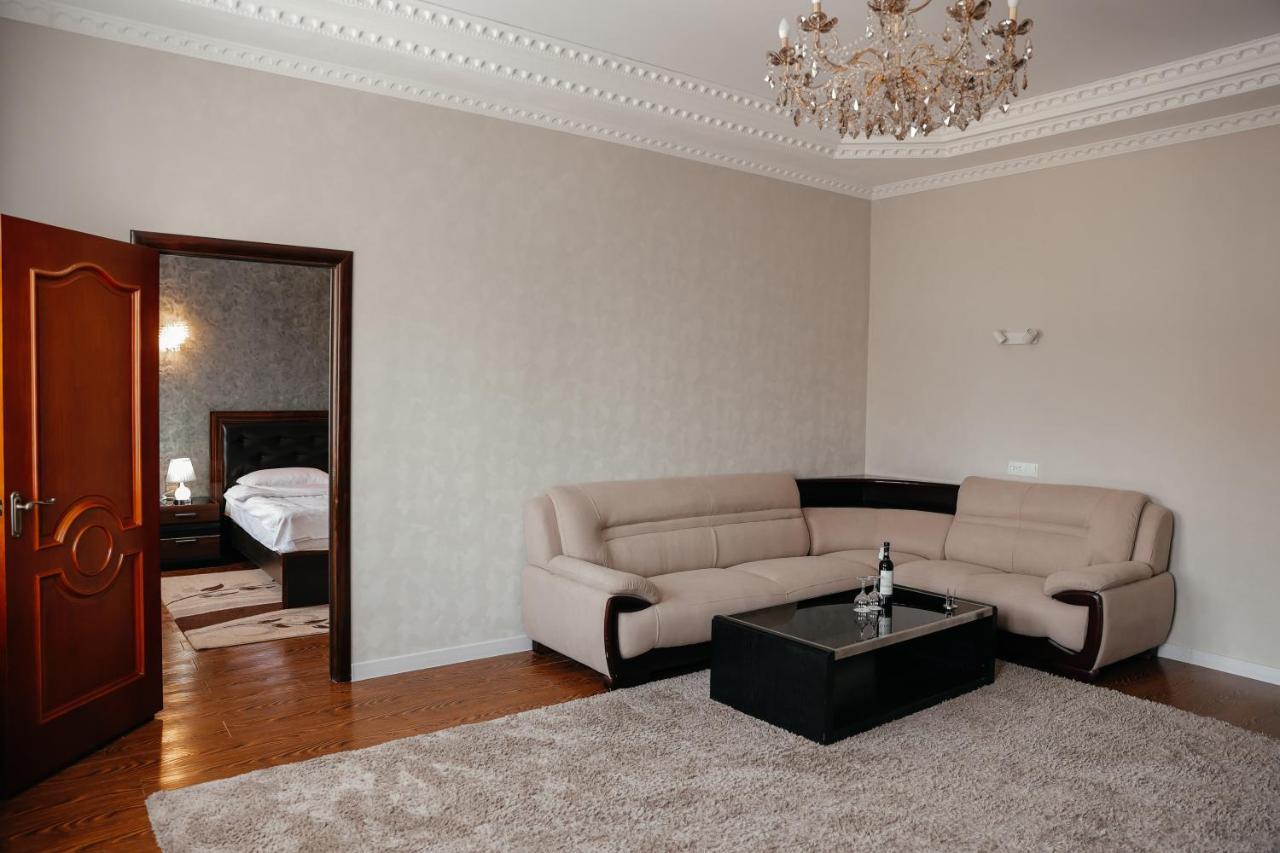 Grand Hotel Biskek Kültér fotó