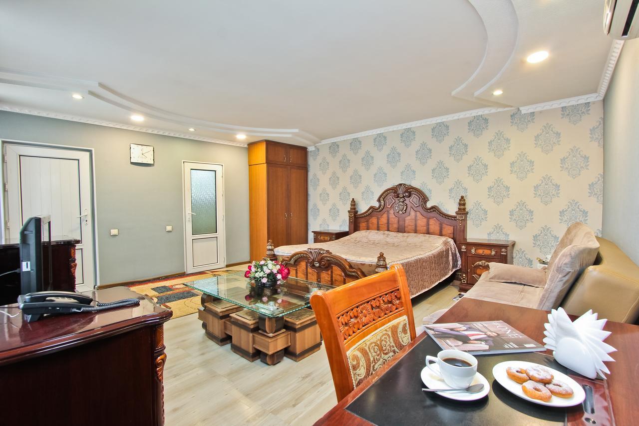 Grand Hotel Biskek Kültér fotó