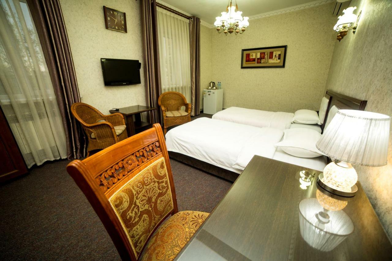 Grand Hotel Biskek Kültér fotó